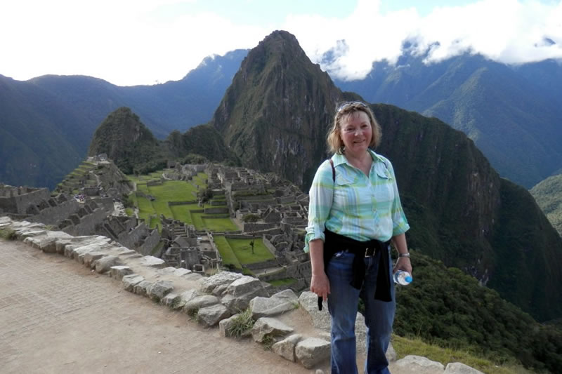 adulto mayor en machu picchu