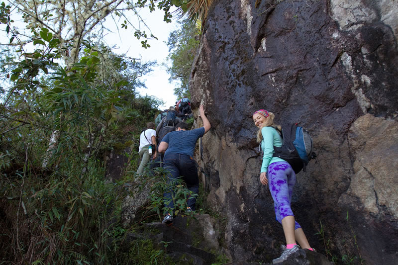 Visitantes percorrendo as trilhas da montanha Huayna Picchu