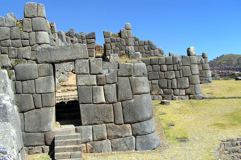 Portas de pedra encontradas em Sacsayhuamán