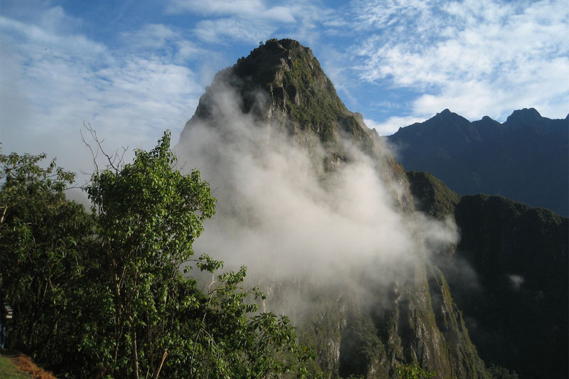 Huayna Picchu entre las nubes