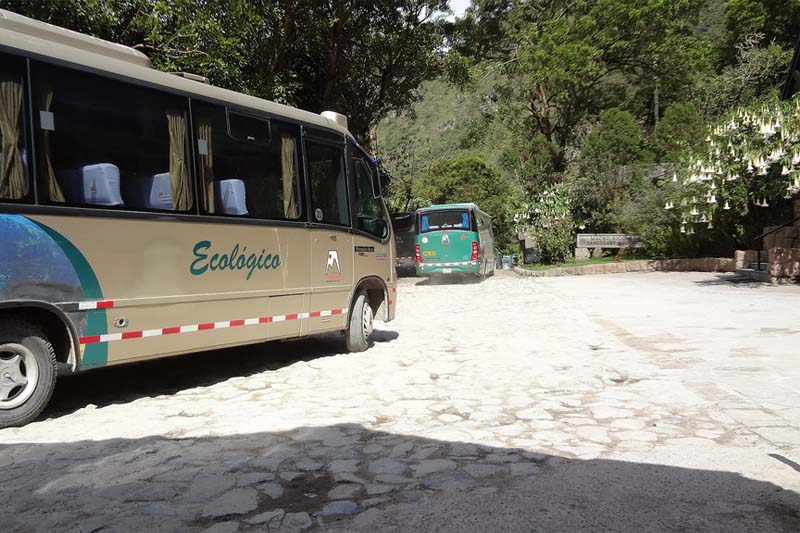 Parada de ônibus na cidade de Machu Picchu