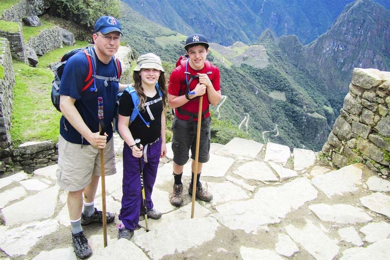 Niños recorriendo Machu Picchu