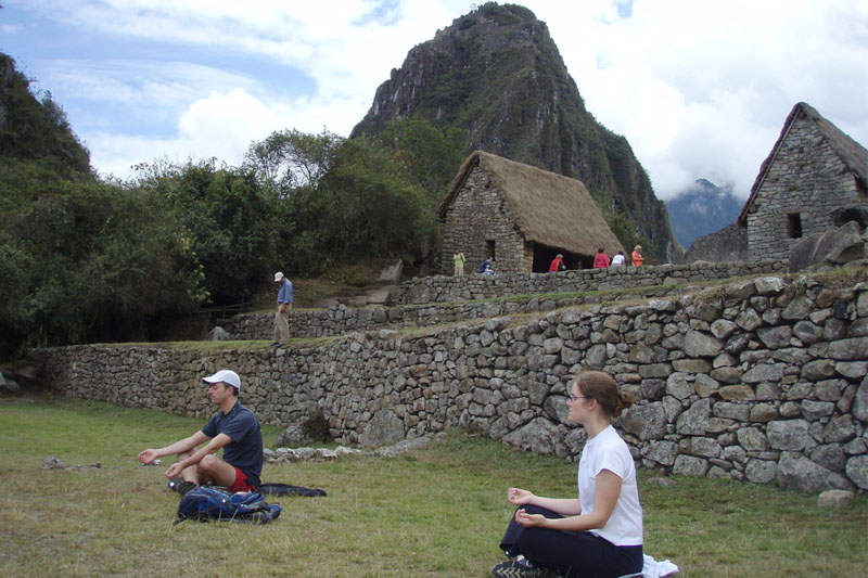 Practicando Yoga en Machu Picchu