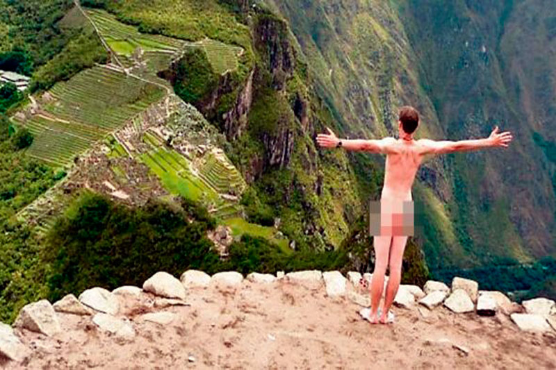 Turista desnudo en Machu Picchu