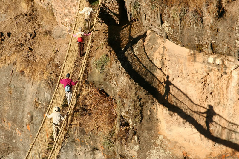 Personas cruzando el Puente Q'eswachaca