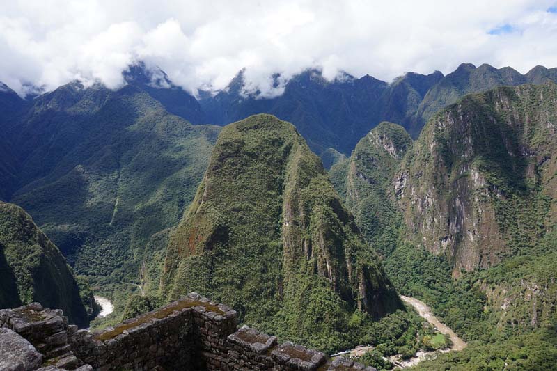 Der fröhliche Berg Putucusi steht neben Machu Picchu