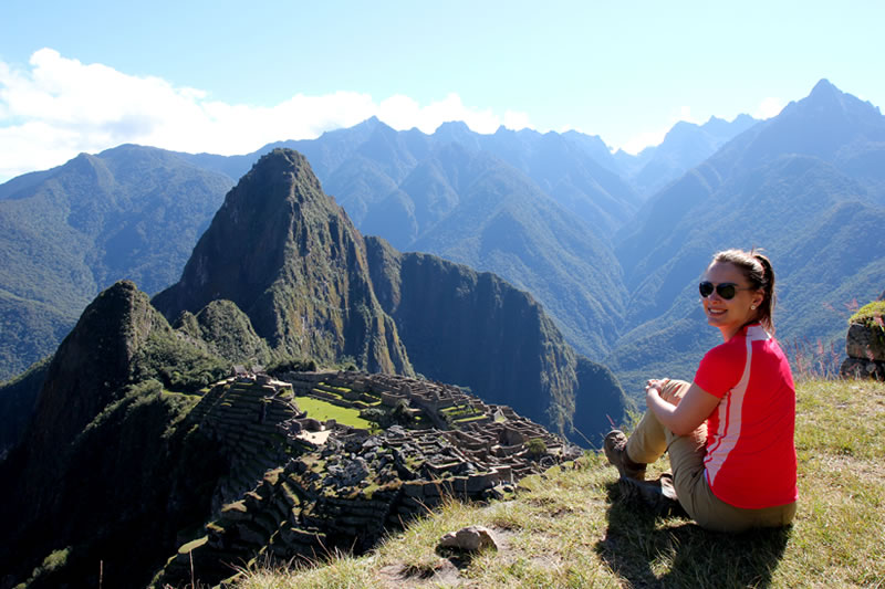 Turista osservando la città Inca di Machu Picchu