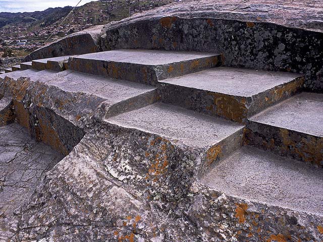 Las escaleras en el trono inca de Sacsayhuaman