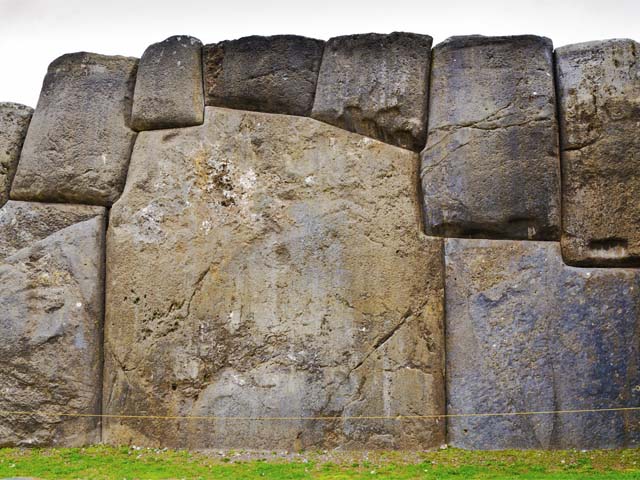 A pedra mais pesada (128 toneladas) em Sacsayhuaman