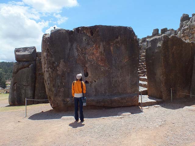 Enorme piedra en una de las puertas de Sacsayhuaman
