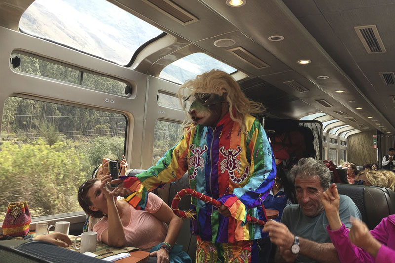 Spectacle dans le train jusqu'à Machu Picchu