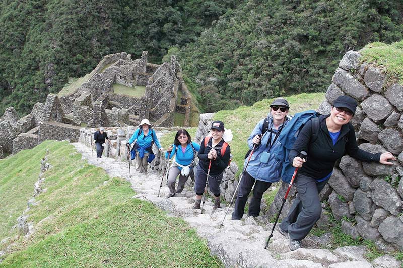 Turistas subiendo a la montana huayna picchu