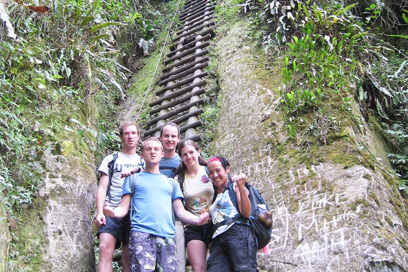 Turistas listos para hacer la escalada a la montaña Putucusi