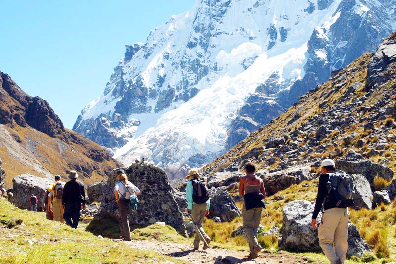 Turistas tomando o trekking Salkantay