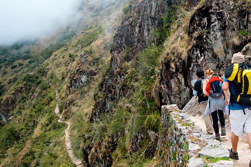 Excursionista recorriendo el camino inca rumbo a Machu Picchu