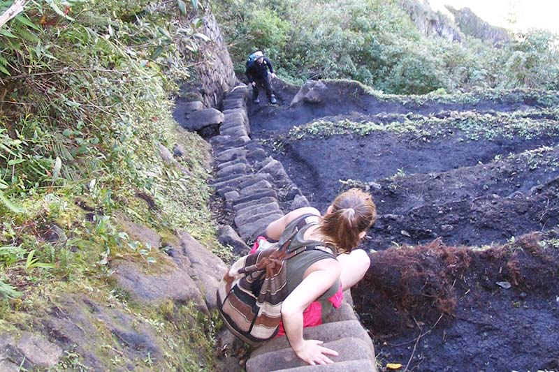 Descendiendo las escaleras de la muerte en Machu Picchu