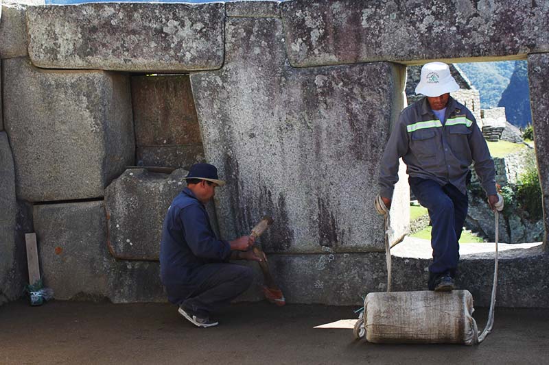 Personal haciendo reparaciones en Machu Picchu