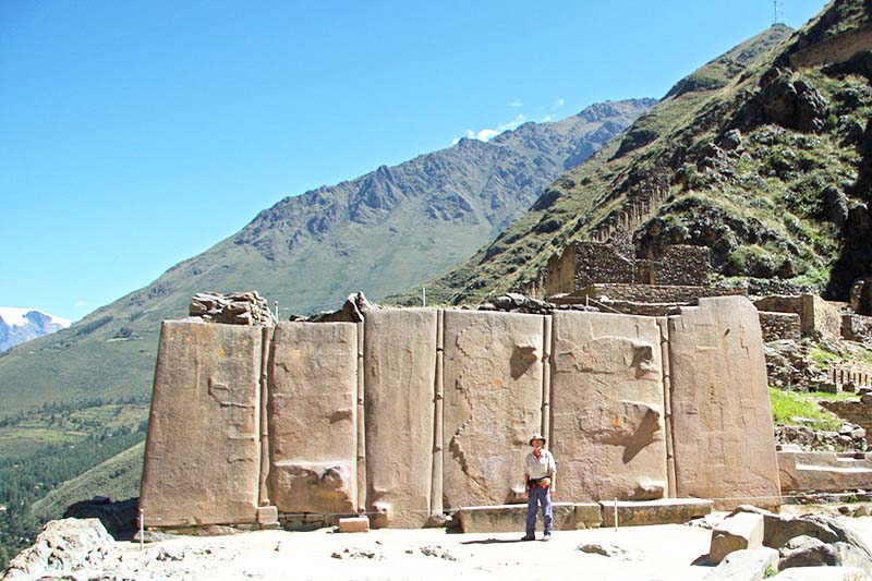 Turista junto al Templo del Sol