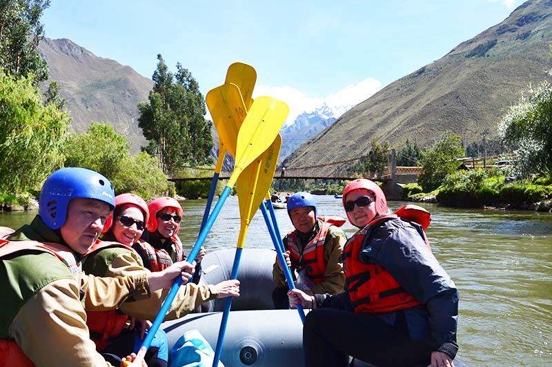 Tourists practicing rafting in the waters of the Sacred Valley