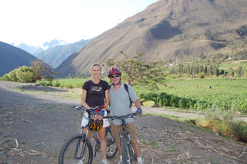 Pareja haciendo ciclimo en el Valle Sagrado