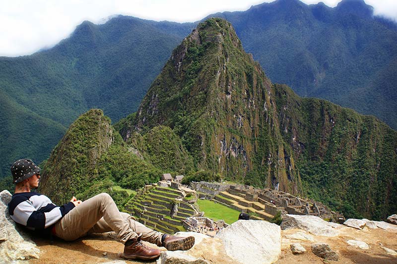 Turista descansando en Machu Picchu