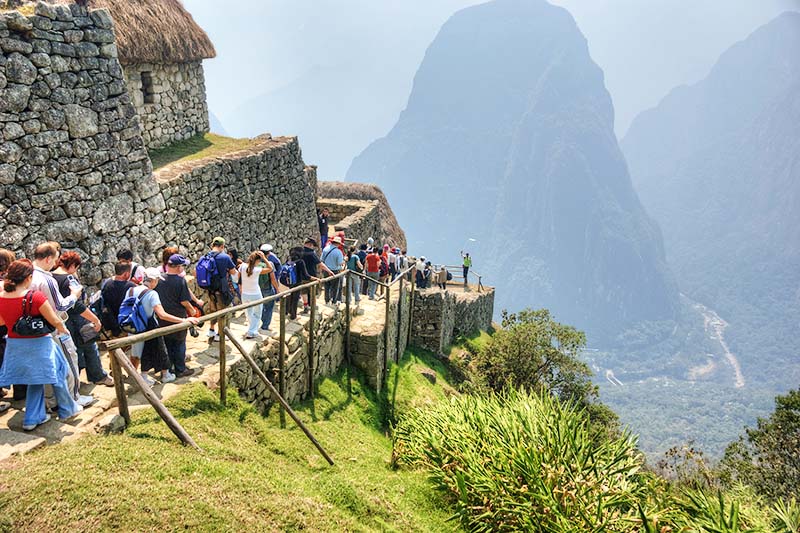 Turistas ingresando a la ciudad inca de Machu Picchu