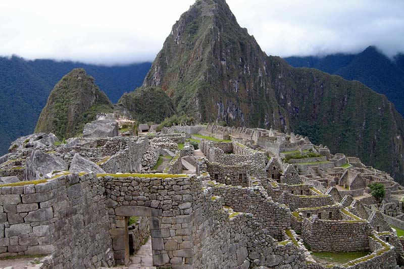 Calles de piedra en la ciudad en Machu Picchu