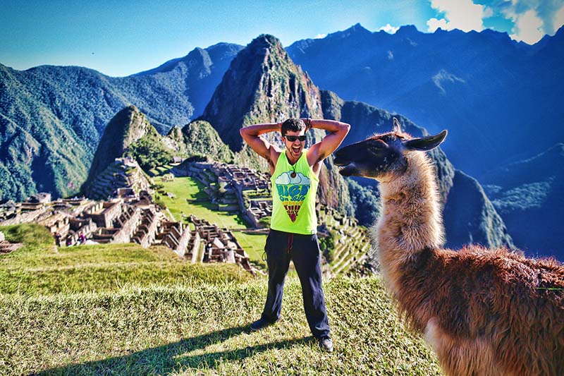 Turista observando Machu Picchu