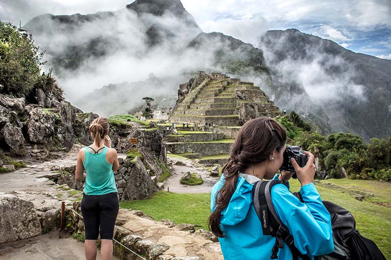 Turistas en el interior de Machu Picchu