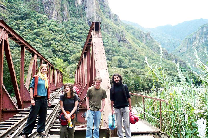 Touristen oben auf Huayna Picchu