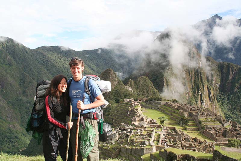 Pareja de turistas en Machu Picchu