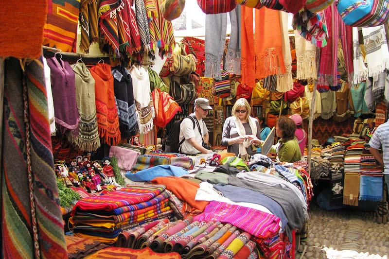 Turistas comprando en el Mercado de Piscac