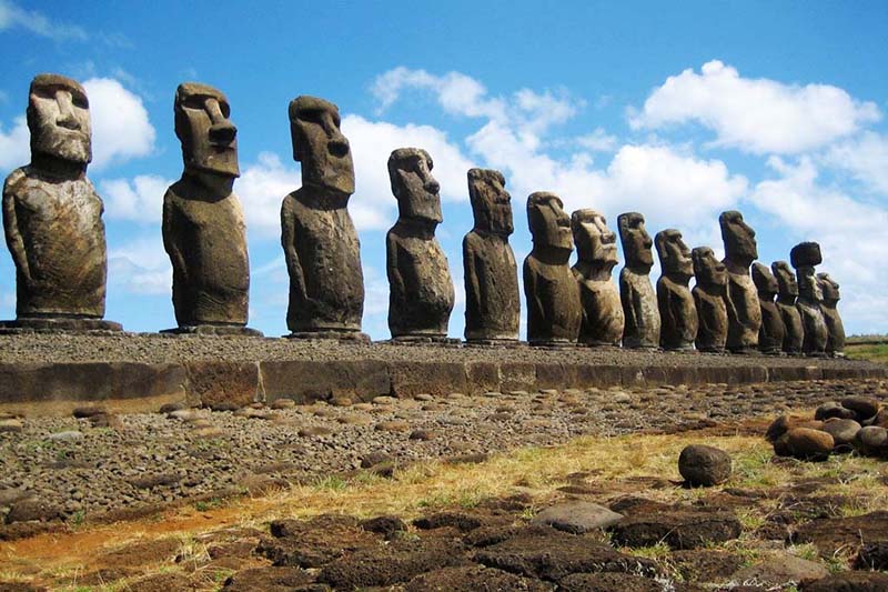 Moais descubiertos en la isla de Pascua