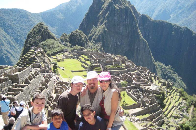Niños en Machu Picchu