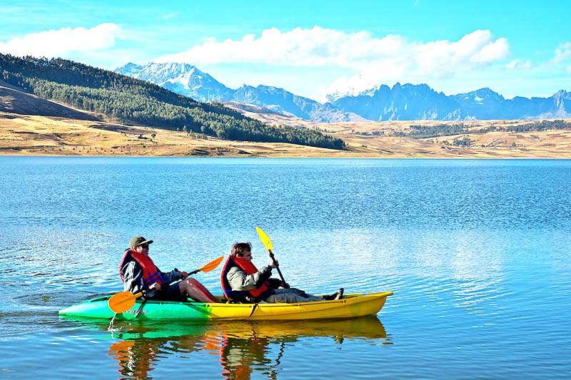 Turistas haciendo paddleboarding