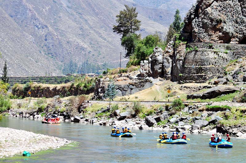 Grupo de turistas practicando rafting