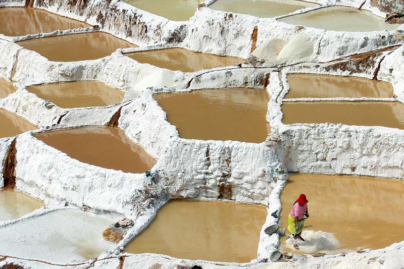 Mujer trabanjando en las Salinas de Maras