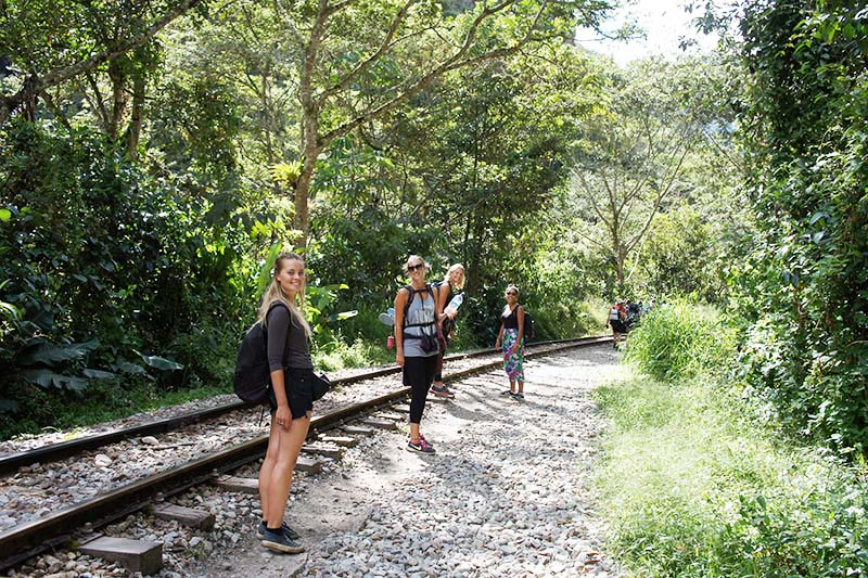 Turistas seguindo a rota de Santa Teresa a Machu Picchu