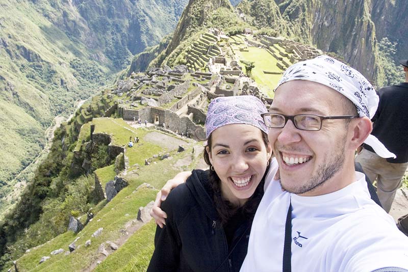 Felizes turistas de Machu Picchu