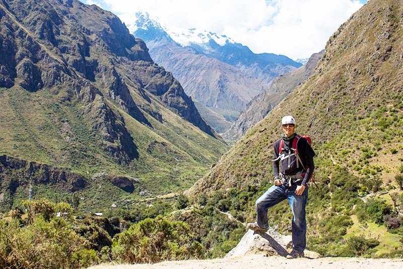 Turista listo para la aventura en el Valle Sagrado