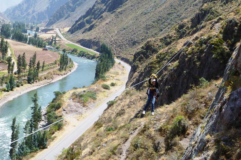 Delizandose sobre una linea de zipline