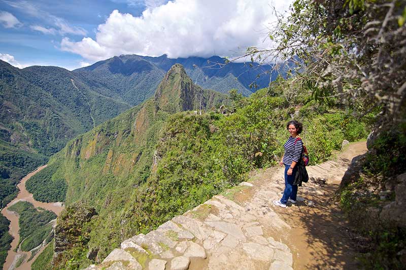 Turista haciendo una de las caminatas en Machu Picchu