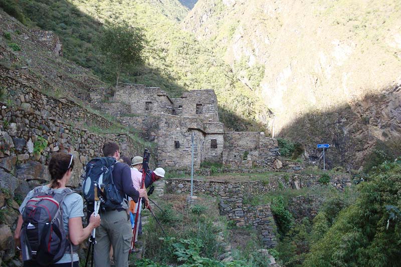 Caminando por las construcciones de la Choquequirao