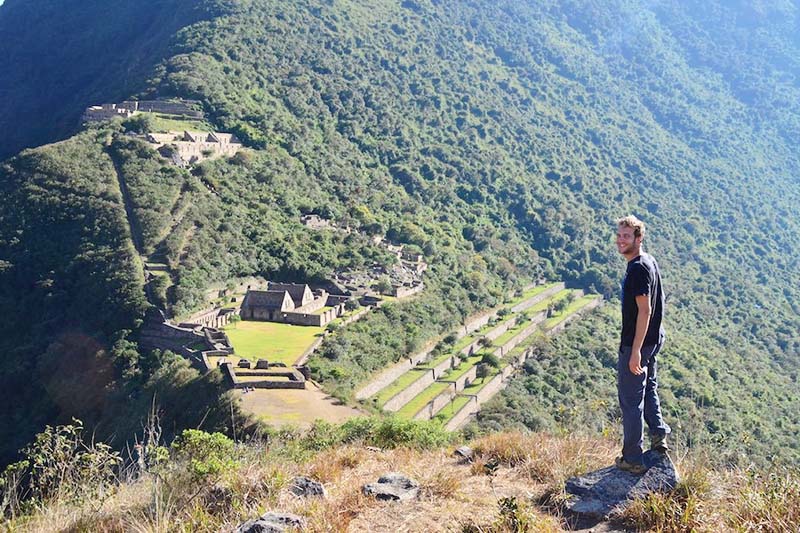 Turista con el fondo de Choquequirao