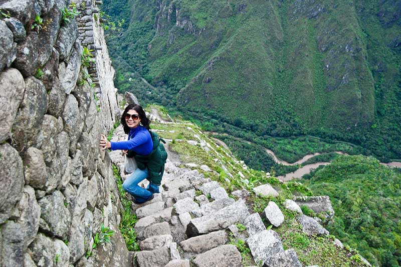 Huayna Picchu Mujer bajando de la montaña Huayna Picchu