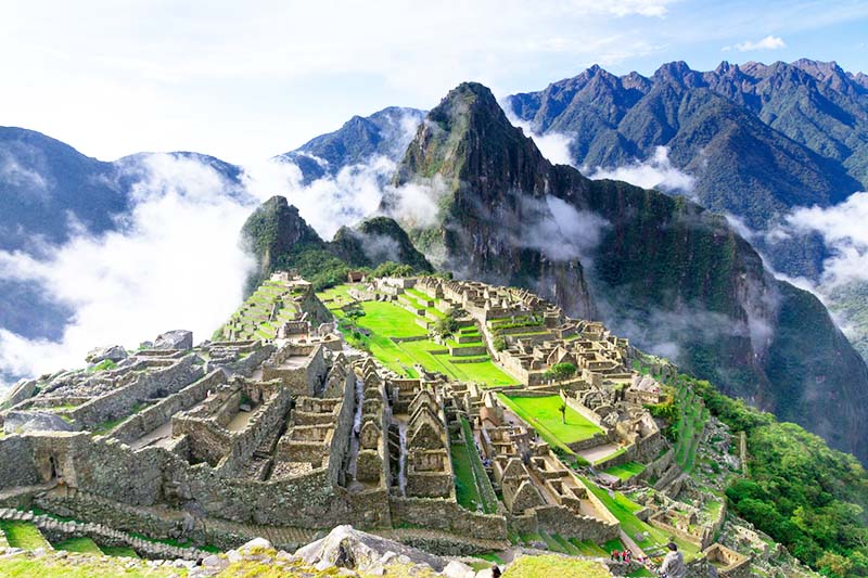 Hermosa imagen de la majestuosa ciudad inca de Machu Picchu