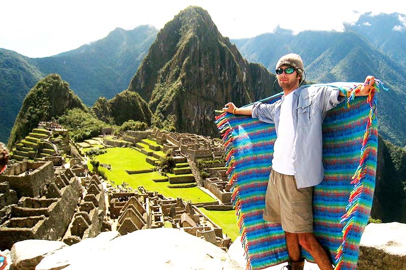 Turista modelando en Machu Picchu