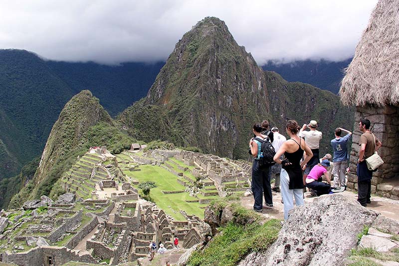 Machu Picchu Turistas llegando a Machu Picchu