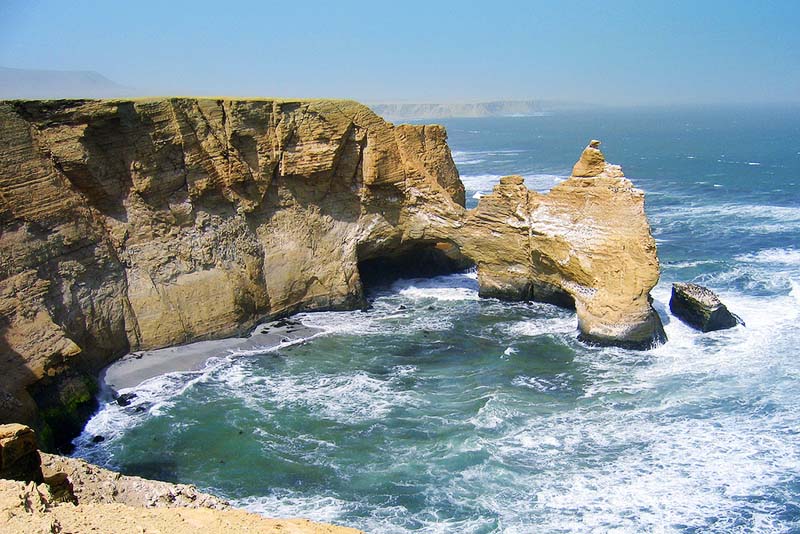 La catedral en la peninsula de Paracas en Ica