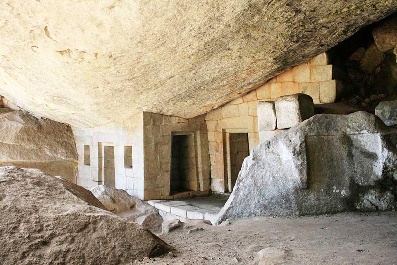 Templo de la Luna ubicada en lo alto de la montaña Huayna Picchu